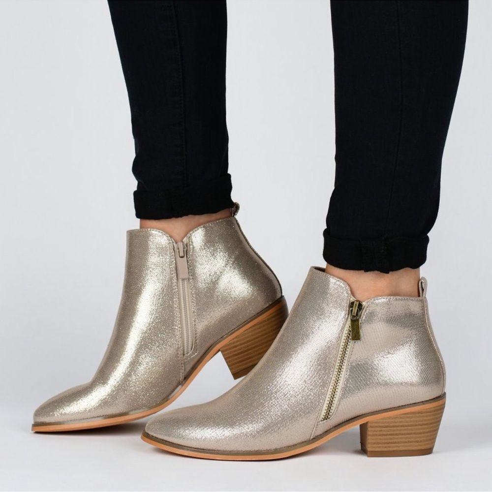 New Journee Collection Rebel Outside Zip Stacked Heel Booties Women’s Sz6.5 Gold